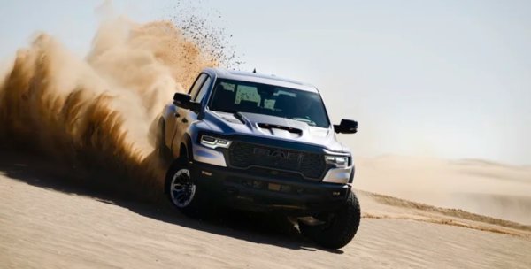 Hellcat V8: Един от най-впечатляващите технически, но и един от най-страхотните V8 двигатели, които сме виждали през последните 20 години. С 6,2 литра и масивен компресор отгоре, Hellcat V8 дава от 717 к.с. до числа, по-добри от при Bugatti Veyron.

От първото си пристигане за моделна година 2015, Hellcat някак си се промъкна във всеки автомобил на Chrysler и това включва RAM 1500, който станеаRAM TRX. За съжаление, с оттеглянето на Hellcat V8 и HEMI V8 като цяло, RAM TRX също отиде в историята.
Утешителната награда на RAM идва под формата на 1500 RHO. Базиран на фейслифта 2025 RAM 1500, RHO запазва целия фантастичен офроуд хардуер на TRX като фабрично монтираните 35" гуми, мощните амортисьори Bilstein и изключително важния за офроуд заден мост Dana. Но разменя Hellcat V8 за изцяло новия и суперобещаващ шестцилиндров twin-turbo Hurricane с  540 к.с.